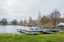 Träbrygga med bänkar ut i vattnet vid Fiskeboda.
