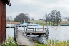 Lugn småbåtshamn vid sjön under höstdag.